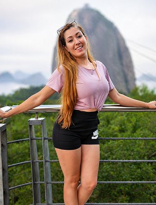 Viviane Lua, criadora do método EVOLUA 40+, bailarina e bacharel em Educação Física